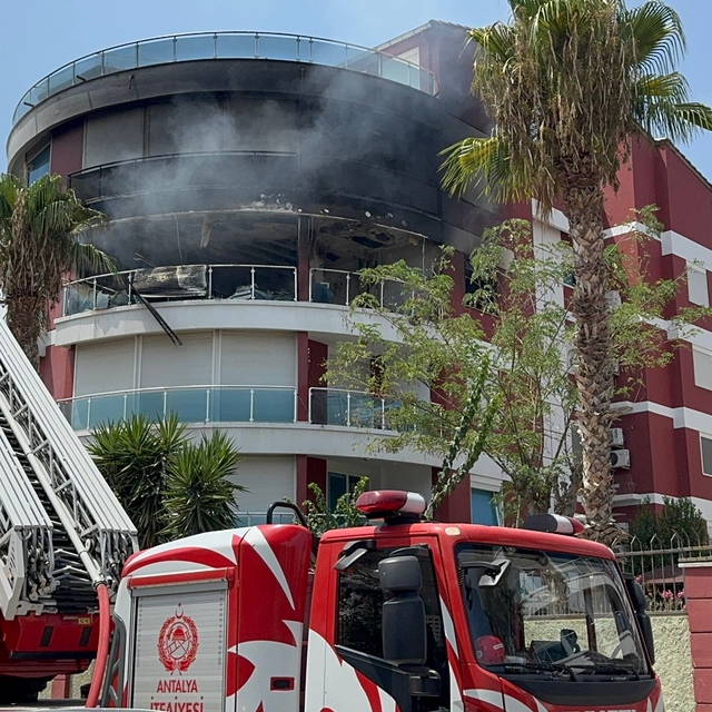 Antalya'da apartmanda çıkan yangında dumandan etkilenen 3 kişi hastaneye ka...