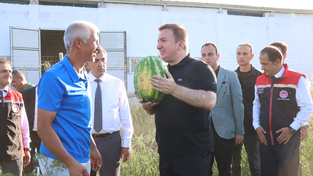 Erzincan Valisi Aydoğdu, genç çiftçinin arazisinde karpuz hasadı yaptı