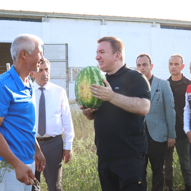 Erzincan Valisi Aydoğdu, genç çiftçinin arazisinde karpuz hasadı yaptı