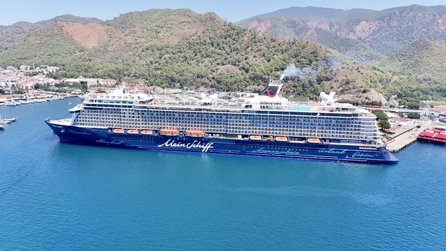 "Mein Schiff 5" kruvaziyeri ile Marmaris'e 2748 turist geldi