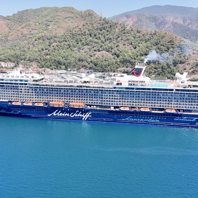 "Mein Schiff 5" kruvaziyeri ile Marmaris'e 2748 turist geldi