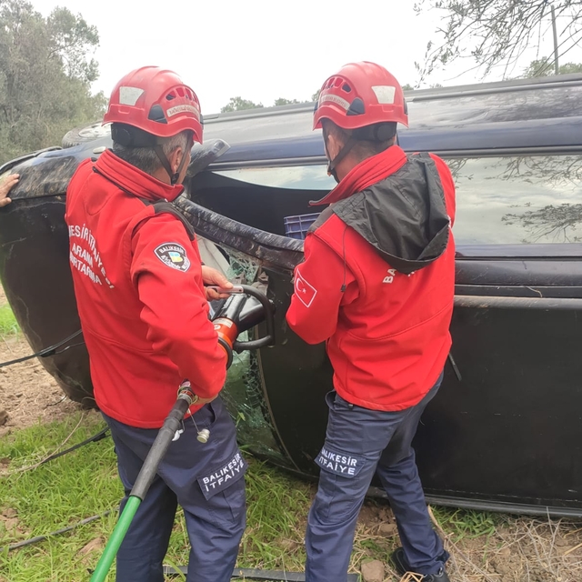 Balıkesir'de devrilen otomobilin sürücüsü yaralandı