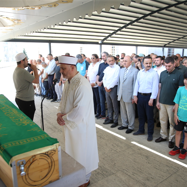 Balkonunda yorgun mermiyle başından yaralanan ve dün yaşamını yitiren dokto...