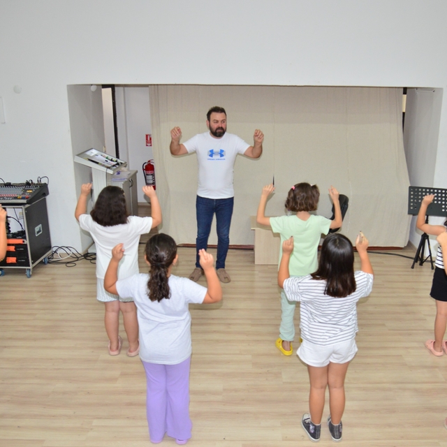 Kumluca Belediyesi Gençlik Merkezi'nde çocuklar eğlenerek öğreniyor