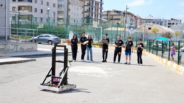 Geliştirdikleri robotla katıldıkları ilk yarışmada ödül kazanan liseliler hedef büyüttü