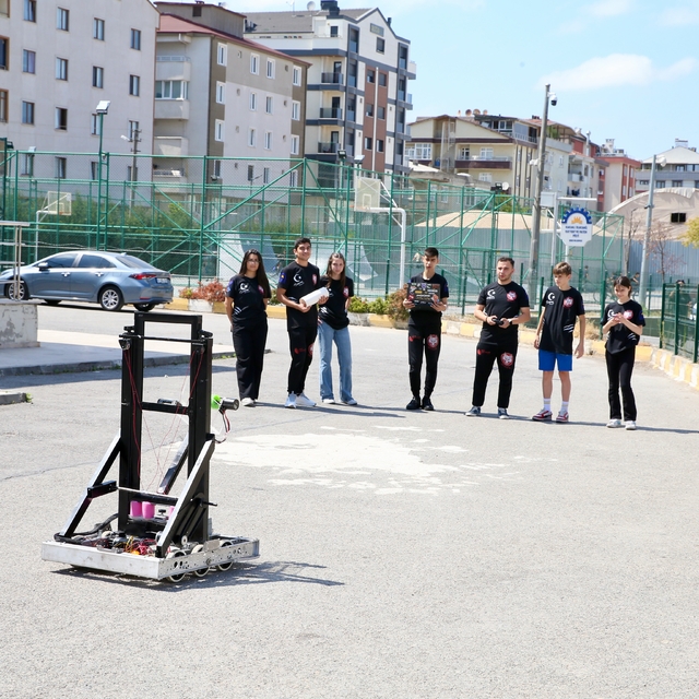 Geliştirdikleri robotla katıldıkları ilk yarışmada ödül kazanan liseliler h...