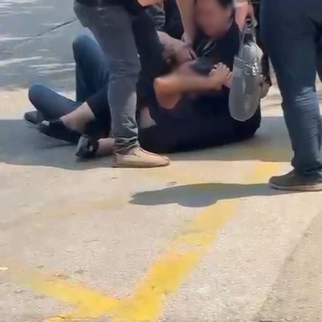 Yolda karşılaştığı eski kocasını 'ailemi dolandırdın' deyip darbetti