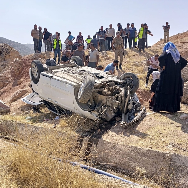 Şarampole devrilen hafif ticari araçtaki 7 kişi yaralandı