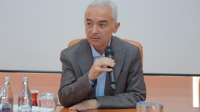 Kırklareli Valisi Turan, YKS'de başarılı olan öğrencilerle bir araya geldi: