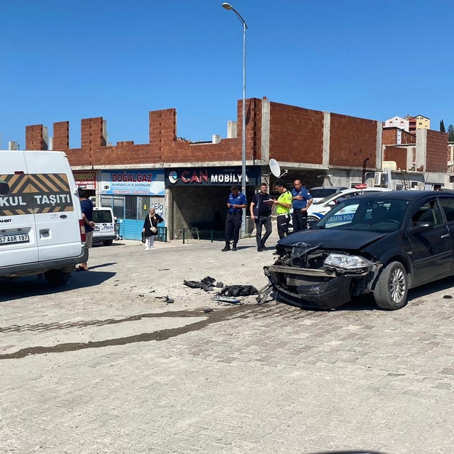 Sinop'ta otomobil ile minibüsün çarpıştığı kazada 4 kişi yaralandı