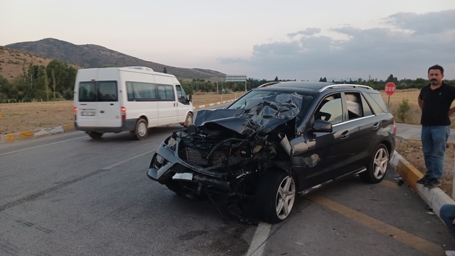 Konya'da tıra arkadan çarpan otomobildeki 5 kişi yaralandı