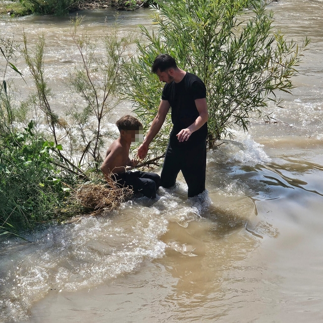 Siirt'te çaya giren 3 çocuktan 2'si kurtarıldı, 1'i kayıp