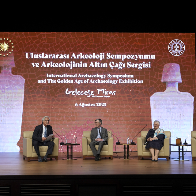 Yerli ve yabancı arkeologlar "Uluslararası Arkeoloji Sempozyumu"nda bir ara...