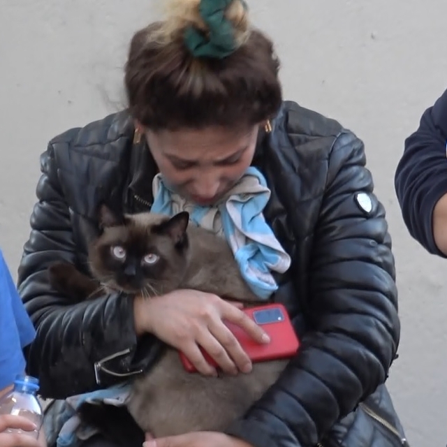 Sivas'ta evleri yanan aile, birbirlerine sarılıp ağladı