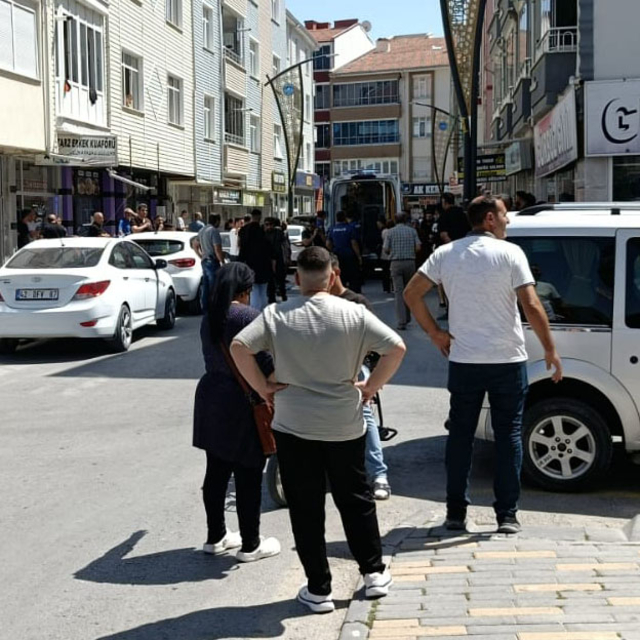 2 kardeş, kaldırımda yürüyen 2 kişiyi bıçakladı