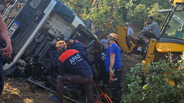 Eskişehir'de yol kenarına devrilen beton mikserinin sürücüsü yaralandı