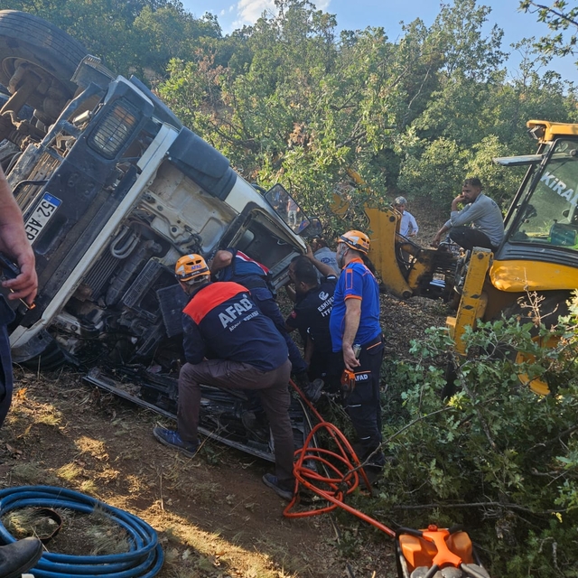 Eskişehir'de yol kenarına devrilen beton mikserinin sürücüsü yaralandı