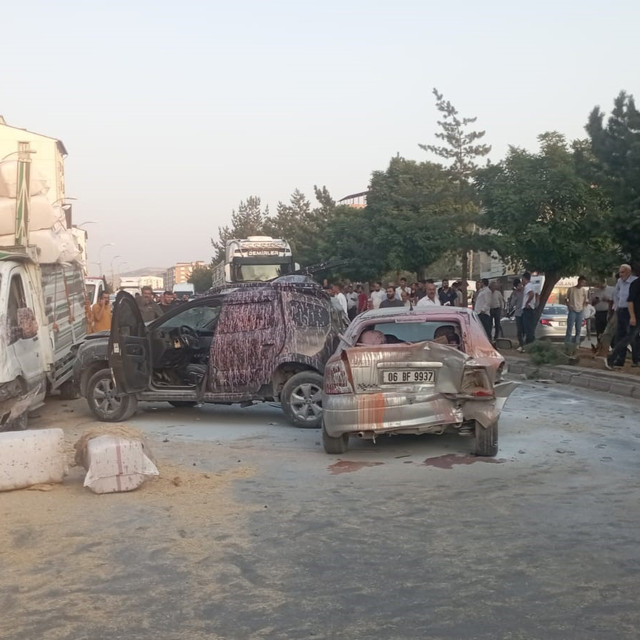 Bitlis'te freni boşalan TIR, 10 araca çarptı