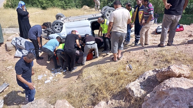 Siirt'te şarampole devrilen hafif ticari araçta 4'ü ağır 7 kişi yaralandı