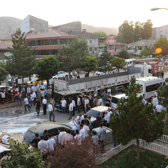 Bitlis'te freni boşalan tır 11 araca çarptı