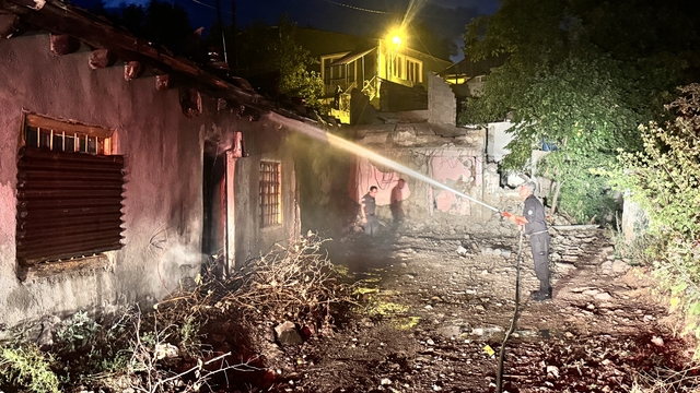 Erzurum'da yangın çıkan müstakil ev kullanılamaz hale geldi