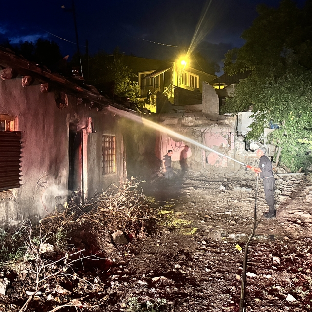 Erzurum'da yangın çıkan müstakil ev kullanılamaz hale geldi