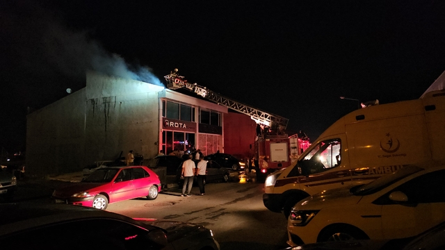 Çorum'da oto galerinin çatı katında çıkan yangın hasara neden oldu