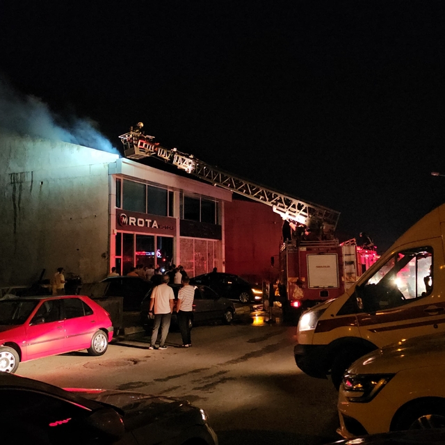 Çorum'da oto galerinin çatı katında çıkan yangın hasara neden oldu
