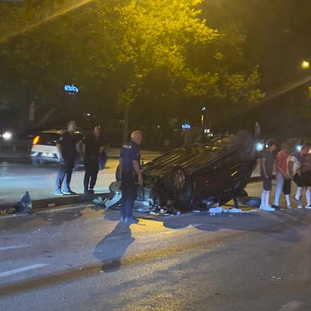 Çekiciye çarpan otomobildeki çift yaralandı