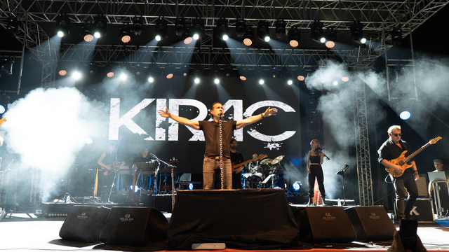 Şarkıcı Kıraç Bitlis'te konser verdi