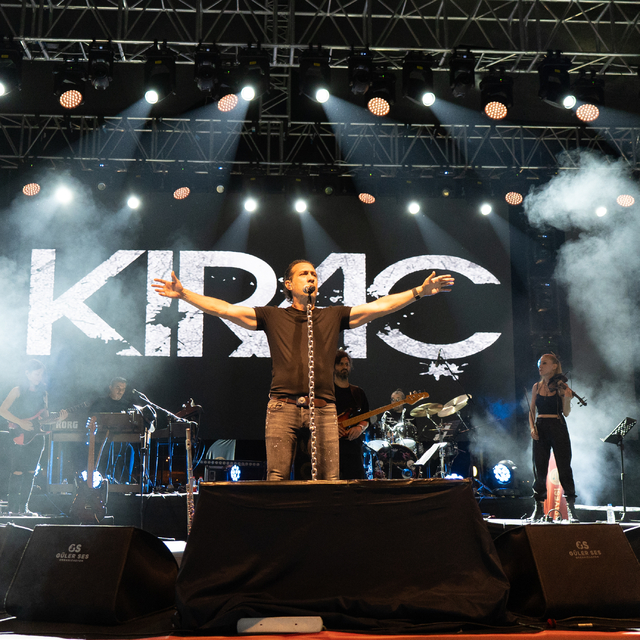 Şarkıcı Kıraç Bitlis'te konser verdi