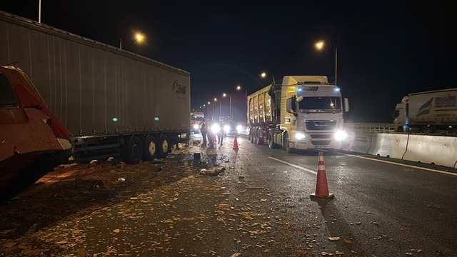 Bolu Dağı'nda 2 TIR çarpıştı; yola saçılan tuğlalar ulaşımı aksattı