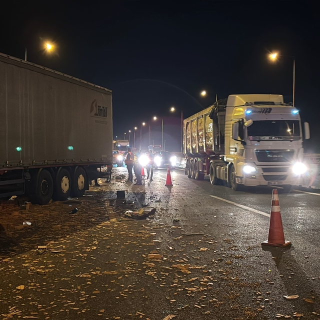 Bolu Dağı'nda 2 TIR çarpıştı; yola saçılan tuğlalar ulaşımı aksattı