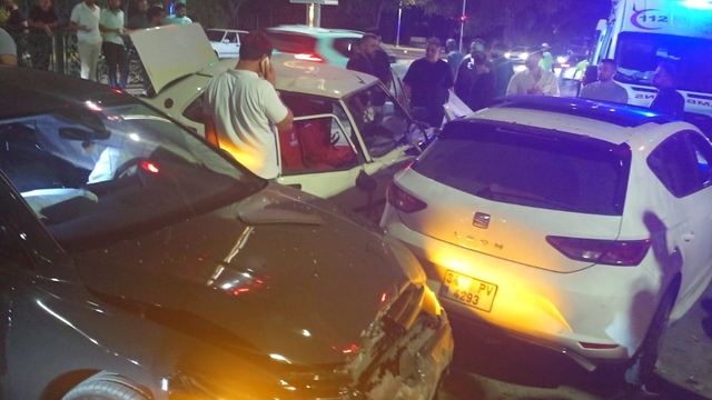 Elazığ'da karşı şeride geçen otomobil, 4 araçla çarpıştı: 4 yaralı