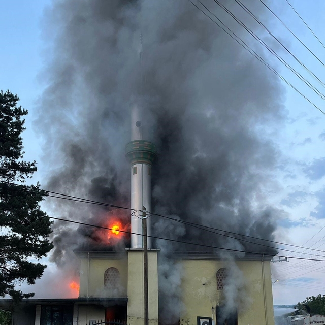 Düzce'de, camide çıkan yangını itfaiye söndürdü