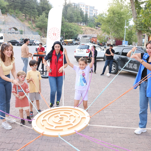 "Gezen Sinema Tırı" Adana'da sinemaseverlerle buluştu