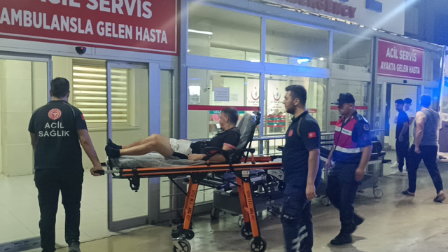 Adana'da bir kişi yol kenarında yaralı bulundu