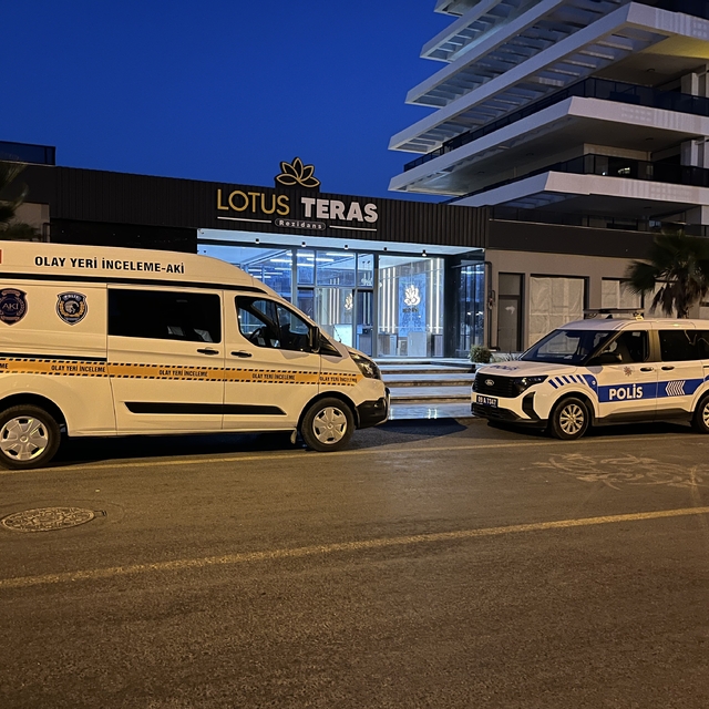 Havuzda boğulma tehlikesi geçiren çocuğa ilk müdahaleyi Almanya'dan gelen a...