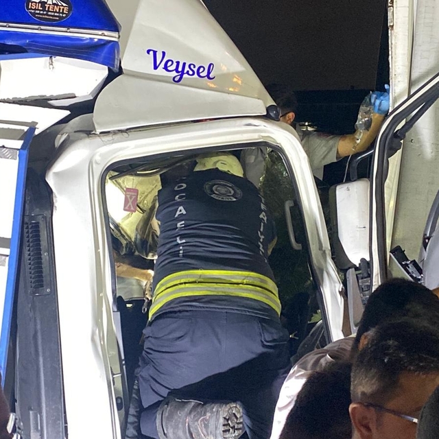 Kocaeli'de kamyona çarpan kamyonetin şoförü öldü