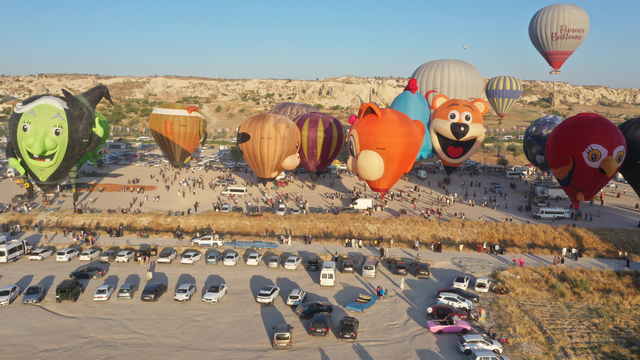 Kapadokya'da figürlü sıcak hava balonları gösteri uçuşu yaptı
