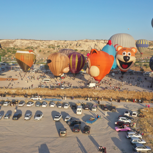 Kapadokya'da figürlü sıcak hava balonları gösteri uçuşu yaptı