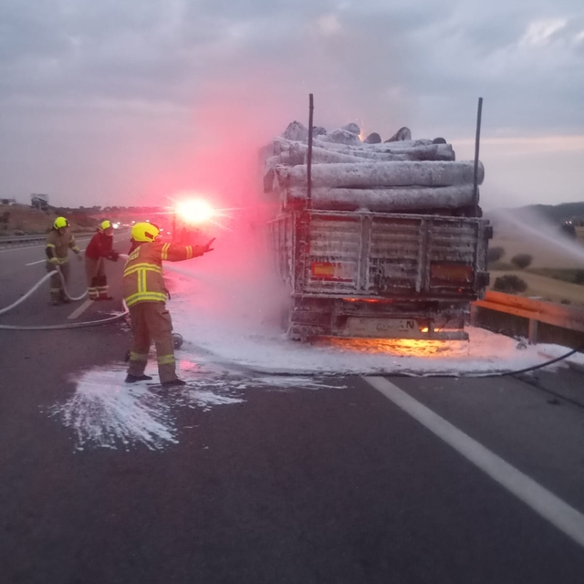 Balıkesir'de seyir halindeki kamyonda çıkan yangın söndürüldü