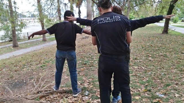 Adana'da park ve sokaklar uyuşturucu satıcılarına yönelik denetim yapıldı
