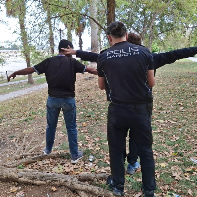 Adana'da park ve sokaklar uyuşturucu satıcılarına yönelik denetim yapıldı