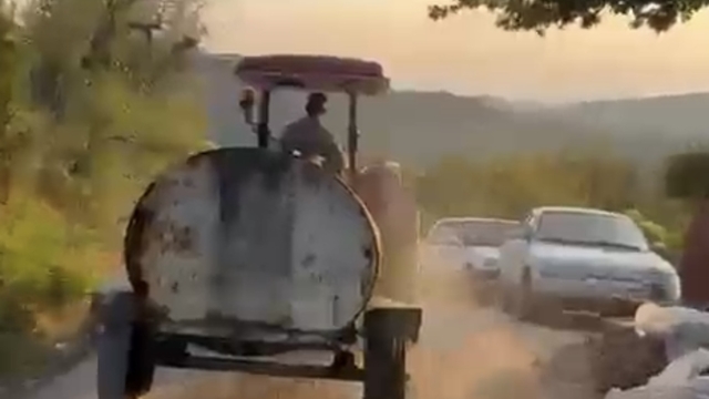 Patlak lastikle yangın bölgesine su taşıdı