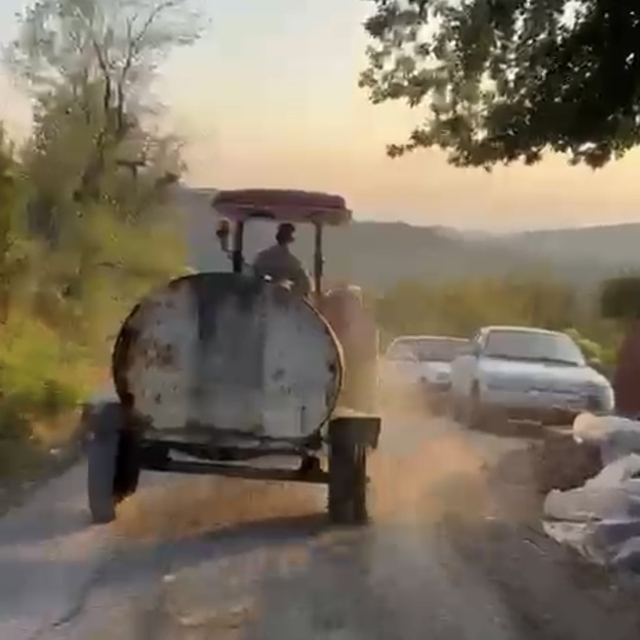 Patlak lastikle yangın bölgesine su taşıdı