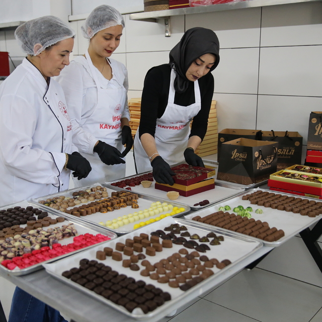 Edirne'de kadınlar devlet desteğiyle başladıkları çikolata üretimini artırd...