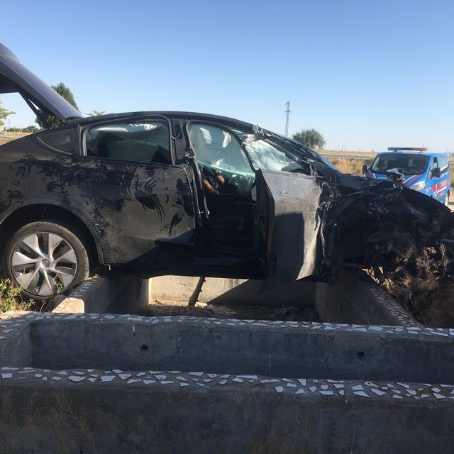 Düğünden dönen ailenin otomobili, TIR'a çarptı: 1'i ağır, 6 yaralı