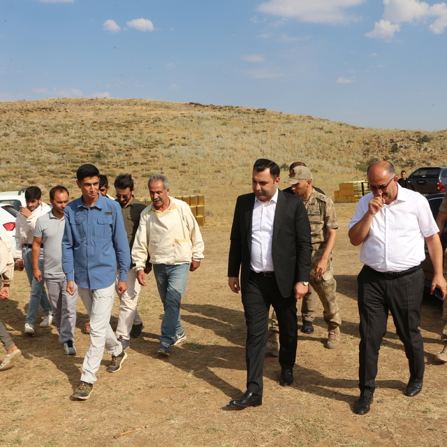 Karlıova Kaymakamı Bıçak tescilli bal hasadı yapan üreticileri ziyaret etti