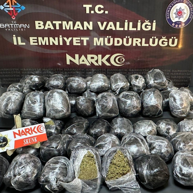 Batman'da durdurulan iki otomobilde 22 kilo 150 gram skunk ele geçirildi